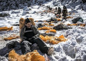 عکسی از امید حیدری فر با موضوع کولبرها