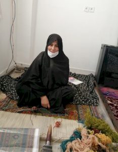 پروین اباذری هنرمند رشته گلیم شیریکی‌پیچ